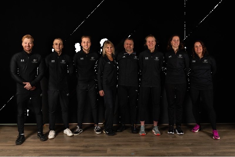 Het team van Clubfysiek Marum: acht trainers en medewerkers in zwarte clubkleding